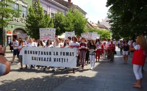 Marșul Sănătății Plămânilor. Fumătorii primesc mere, în schimbul țigărilor.