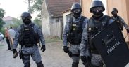 Poliția se înarmează cu ciocane și benzi cu cuie
