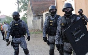 Poliția se înarmează cu ciocane și benzi cu cuie
