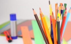Elevii defavorizați primesc rechizitele gratuite în octombrie
