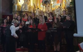 Corala Allegretto vestește Crăciunul în Biserica Ursulinelor