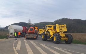 Primarul Nicolae Lazăr ridică drumurile din Hoghilag la rang de autostradă