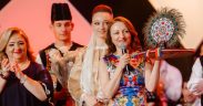 Cadou de suflet pentru Junii Sibiului: Daniela Cîmpean a oferit dansatorilor celebra „peană de june” confecționată la Gura Râului