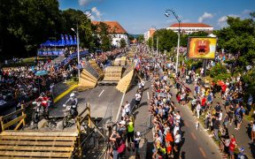 Motoarele Red Bull Romaniacs revin sub ferestrele spitalului