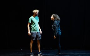 „Cartierul #3. Jocuri fără joacă”. Premieră pentru adolescenți, la Teatrul „Gong”.