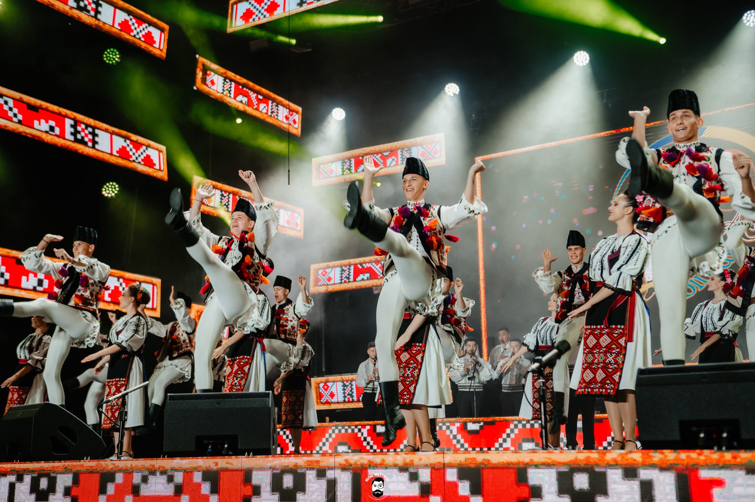 Culoare, ritm și tradiții, timp de șase zile. Astăzi începe Festivalul Internațional de Folclor Cântecele Munților