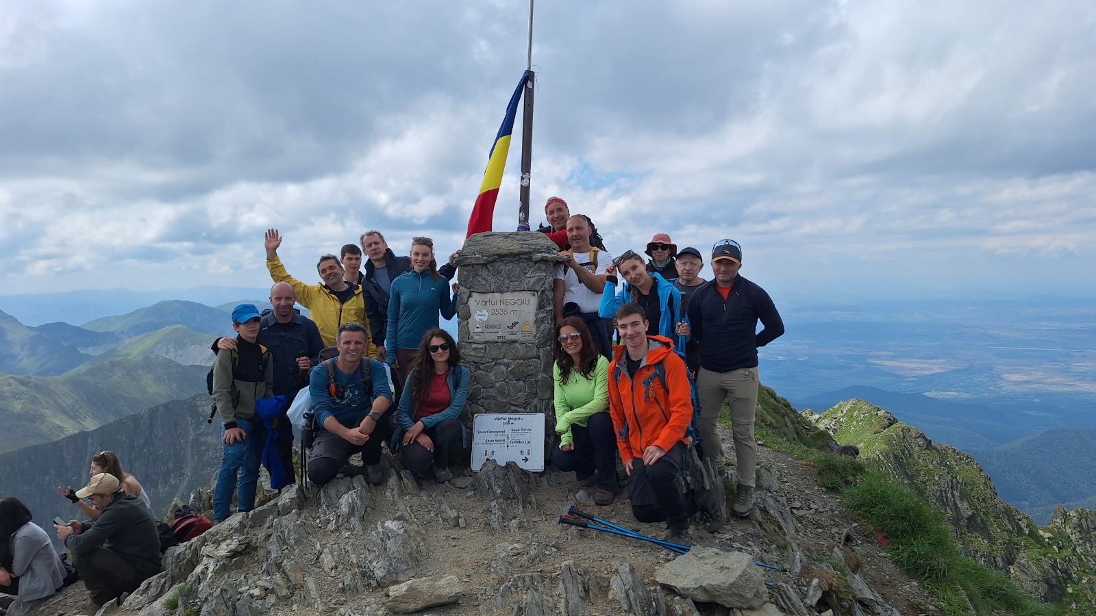„13 x 2500 m”, provocarea „Anii Drumeției”: opt dintre cele mai înalte vârfuri din România au fost deja cucerite